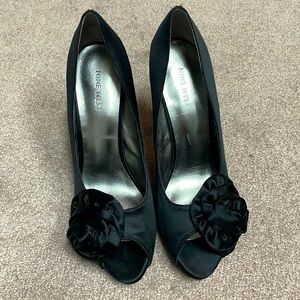 Nine West black side flower peep toe heels. Size 8.5
